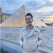 Jeune diplômé donne des aides aux devoirs pour les étudiants en primaire pour la matière de l’anglais