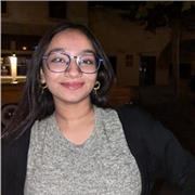 Joven estudiante da clases de inglés a niños, niñas, adolescentes y jóvenes