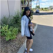 Étudiante en BTS Gestion des petites et moyennes entreprises donne des cours dans la gestion administrative aux lycéens