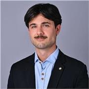 Profesor de matemáticas, con un grado y máster en ingeniería, y experiencia previa con alumnos de secundaria