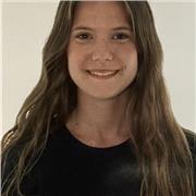 Soy estudiante y este año empezaré la carrera en la universidad de Girona, estudiaré turismo y llevo 3 años dando clases particulares de inglés a niños de entre 5 y 12 años