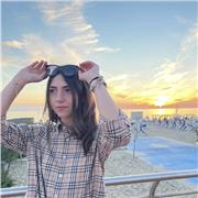 Ragazza disposta a prestare aiuto per materie scientifiche