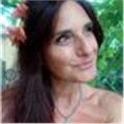 Laureata presso n Accademia di Belle Arti e Animatrice Socio Educativa