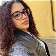 universitaria aiuta studenti delle medie e del liceo