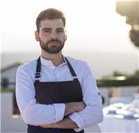 Après un parcours en restaurants étoilés, je partage mon expérience et mes connaissances lors de cours de cuisine. 