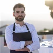 Après un parcours en restaurants étoilés, je partage mon expérience et mes connaissances lors de cours de cuisine.