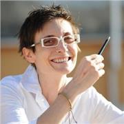 Laurea in Filosofia, Specializzata Storia della Scienza e con Master in Politica e Mediazione Culturale