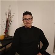 Profesor titulado enfocado en la enseñanza de extranjeros 