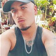 Profesor de educación física dicta clases de fútbol a niños, jovenes y adultos