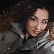 Profesora de inglés imparte clases a niños de todas las edades