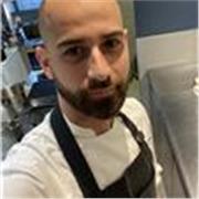 Docente di Cucina impartisce lezioni di tecniche di cucina e come diventare un cuoco