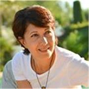 40 años en Francia, profesora en la Alianza Francesa de Maracaibo Venezuela, clases de Yoga en francés. 