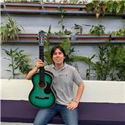 Aprende a tocar la guitarra de manera fácil y divertida, soy Daniel Cadena, maestro en música egresado de la UNAB, ¡empieza ya!