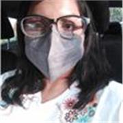 Maestra de inglés imparte clases a niños y niñas de todas las edades