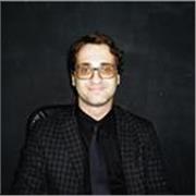 Nauczyciel historii, specjalizujący się w prowadzeniu zajęć online