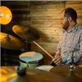 Baterista profesional con título master en música y performance