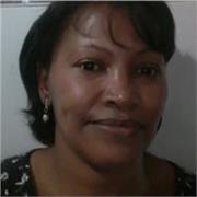 Dou aulas para todos os alunos do nível médio ou superior. Porque fui professora de Português e já fiz minha pós-graduação e auxil