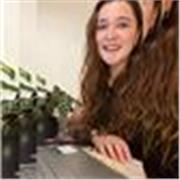 Psicóloga que imparte filosofía, psicología y humanidades a niños, fomentando pensamiento crítico y desarrollo emocional.