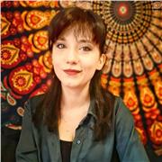 Giornalista impartisce lezioni di letteratura italiana a studenti di scuole medie inferiori e superiori