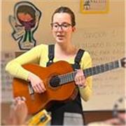 Profesora de música brinda clases de guitarra e iniciación musical con elementos lúdicos, buscando fomentar la creatividad