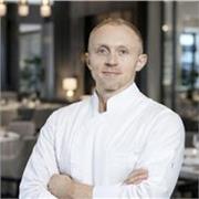 Szef kuchni i doradca kulinarny, szeroka wiedza z zakresu gastronomii i hotelarstwa.