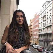 Universitaria de Derecho y Economía imparte clases de refuerzo escolar, especializada en economía y matemáticas