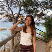 Universitària, especialitzada en lletres. Ofereix classes de llengua per a alumnes de primària i secundària