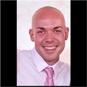 Licenciado en Educación Primaria con 8 años de experiencia ofrece clases de inglés ( así como preparación exámenes Cambridge) , matemáticas, francés, lengua y apoyo en general