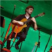 Maestro di Chitarra (classica, moderna e latinoamericana). Lunga esperienza di insegnamento per allievi di tutte le età e livello