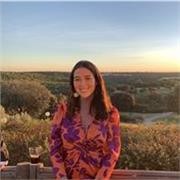 Profesora imparte clases a niños