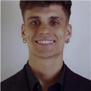 Profesor de piano imparte clases de instrumento y/o teoría musical a alumnos de todas las edades