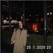 Vivo en una familia bilingue. Mi madre es de Estados Unidos y me he criado hablando en inglés. Tengo el título de b2.