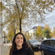 Hallo. Ich bin ein Ausgebildeter Lehrerin und biete Englisch an :)