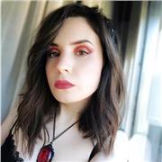 Profesora de inglés imparte clases a niños, jóvenes y adultos