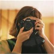 📸 Descubre la creatividad en fotografía y fanzines con Cami, tu profesora cercana