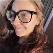 Una chica con gana de enseñar y a alumnos de primaria 