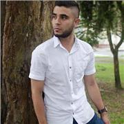 Docente de inglés imparte clases online didácticas mediante interacciones del idioma