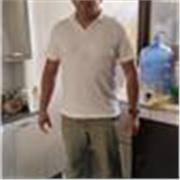 Profesor de matemáticas que imparte clases a todos los niños de nivel primario