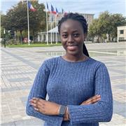 Étudiante qui enseigne l'anglais