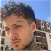 Profesor de biología ayuda y hace entender la materia