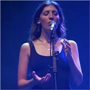 Cantante laureanda impartisce lezioni di canto a studenti di tutti i livelli