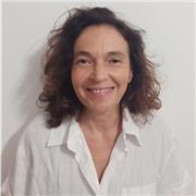 insegnante impartisce lezioni a studenti delle scuole elementari e medie