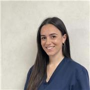 Docente di biologia impartisce lezioni private di biologia a studenti di scuola superiore