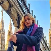 Neolaureata impartisce lezioni di Matematica a studenti di scuola media e superiore