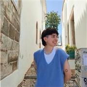 Profesora de alumnos en primaria para comenzar en el dibujo artístico, fomentar la creatividad y la imaginación.