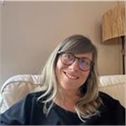 Profesora de castellano apta para dar clases a personas de fuera, que deseen conocer la lengua española y su cultura. 
