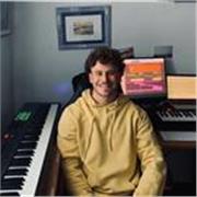 
Me defino como un apasionado de la música con experiencia en composición y producción musical. Mi enfoque principal es ayudar a mis estudiantes a desarrollar habilidades sólidas en composición, producción y arreglos musicales. Mis clases están dirigidas 