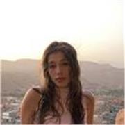Soy una universitaria con un fuerte deseo de ayudar a los demás.Me gustaría dar clases de español a personas extranjeras. 