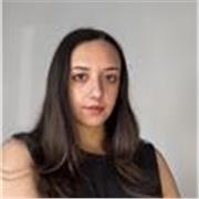 Profesora de matemáticas que se adapta a las necesidades de cada alumno