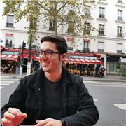 Laureato in lingue e culture straniere moderne (francese e spagnolo)